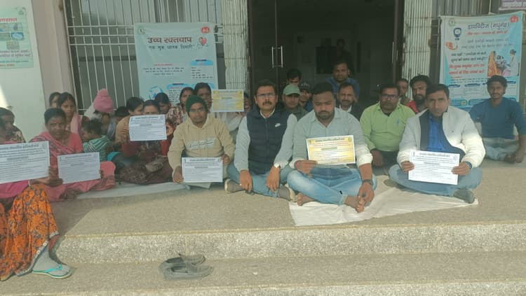 Giridih News :कार्य बहिष्कार से सीएचसी की व्यवस्था चरमरायी