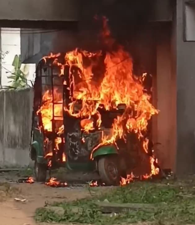 Bokaro News: खड़े टेंपो में लगी आग, धू-धू कर जला