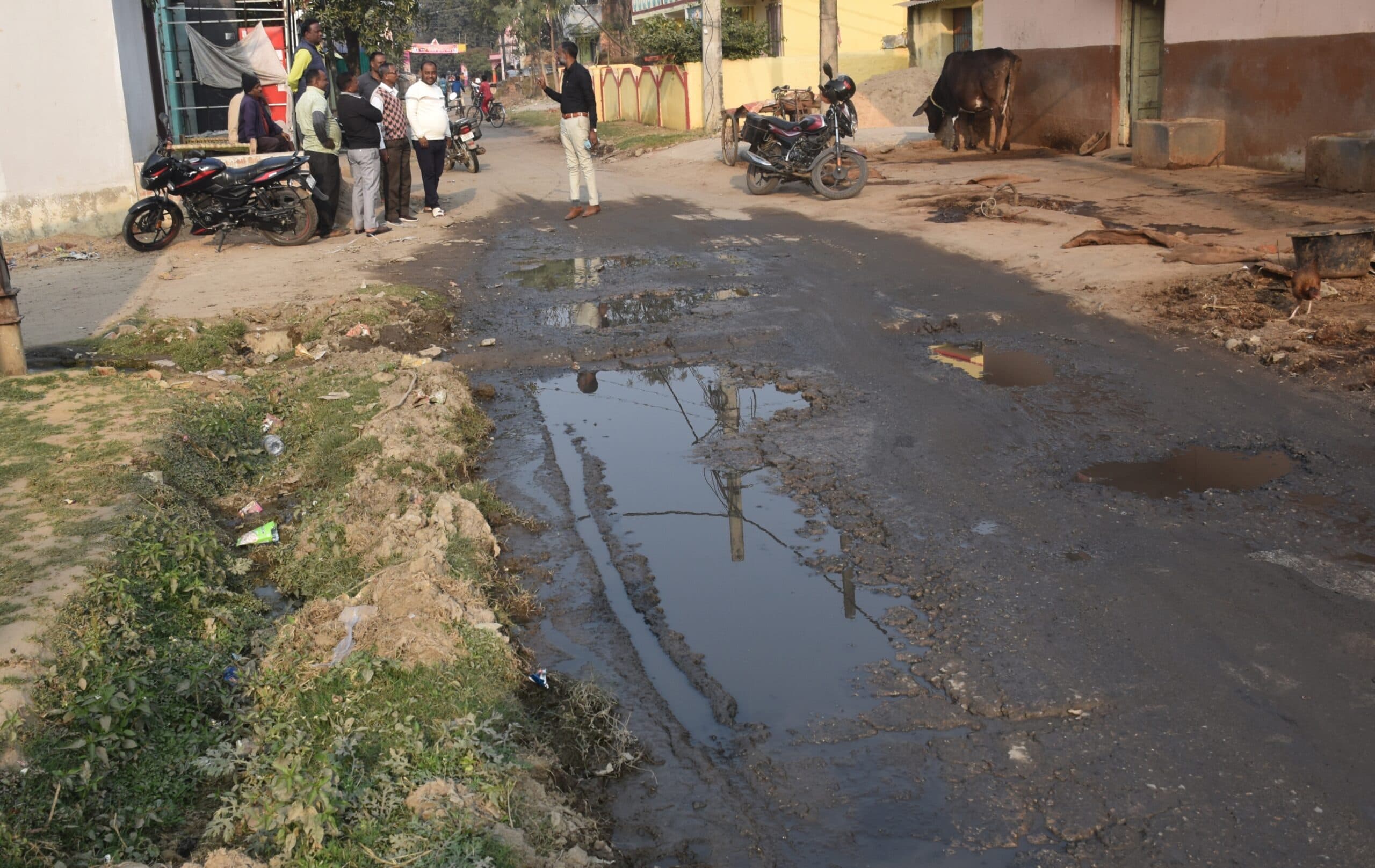 Bokaro News: निगम क्षेत्र में रहने के बावजूद लोगों को पेयजल के लिए करना पड़ता है संघर्ष, चारों तरफ है नाली जाम