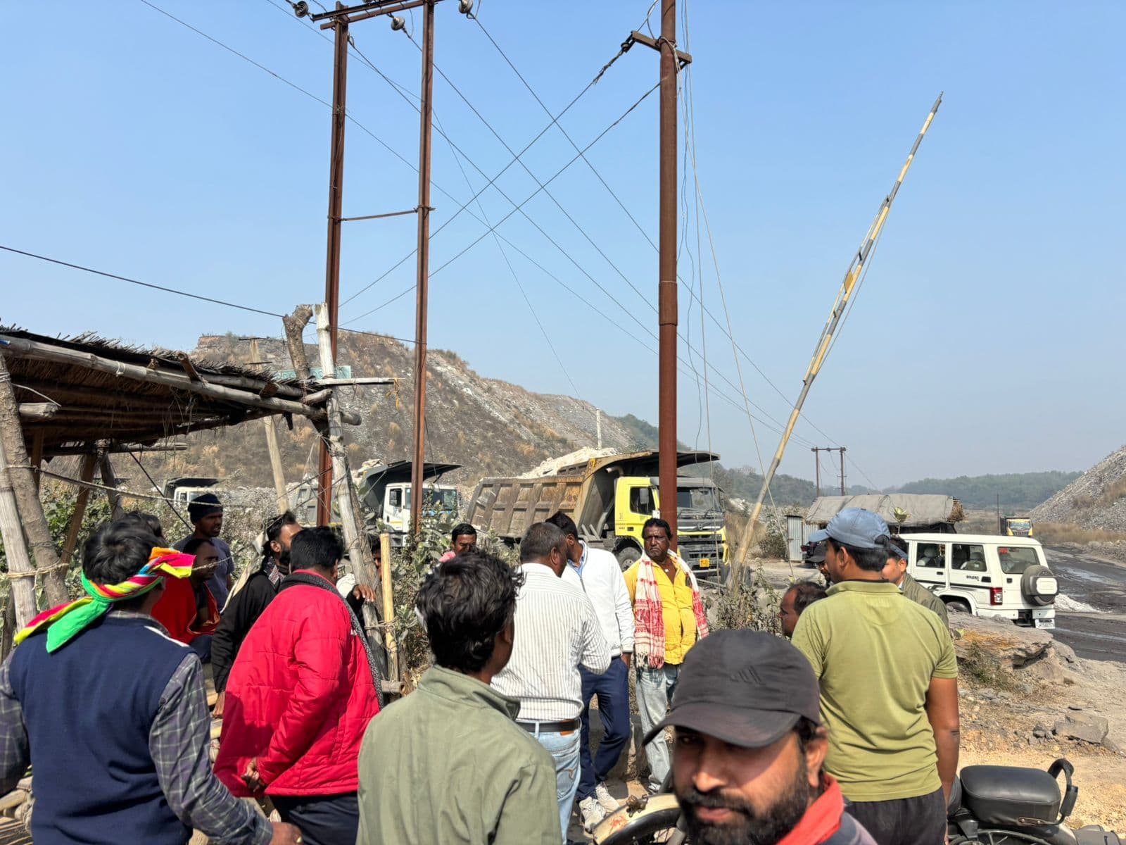 धार्मिक स्थल पर ओबी गिरने से ग्रामीणों में आक्रोश, एक घंटे तक ठप रहा ओबी ढुलाई कार्य