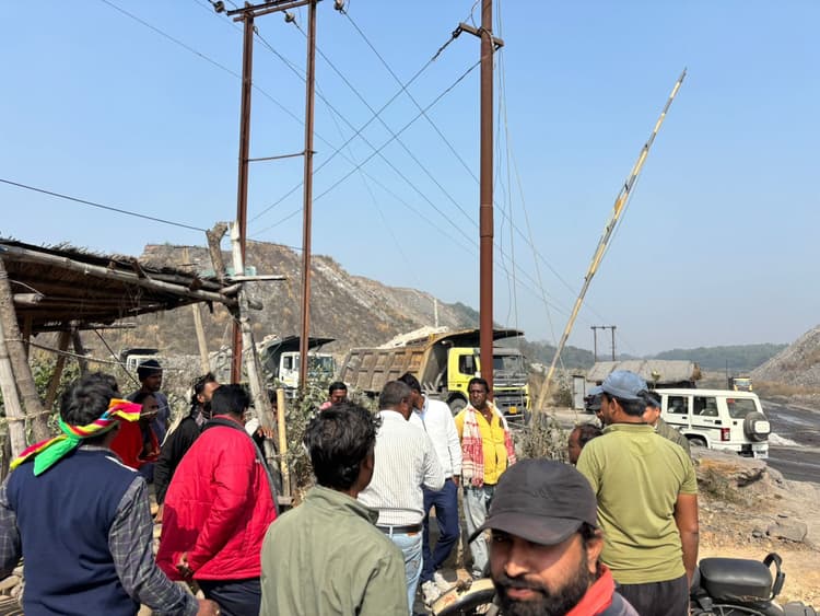 धार्मिक स्थल पर ओबी गिरने से ग्रामीणों में आक्रोश, एक घंटे तक ठप रहा ओबी ढुलाई कार्य