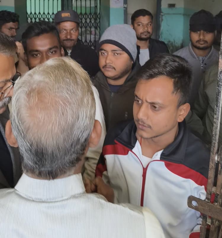 विवि परीक्षा विभाग के समक्ष छात्र राजद ने किया आक्रोश प्रदर्शन