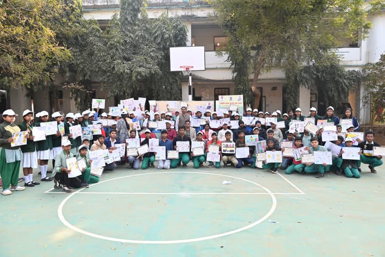 Deoghar News : सावधानी की पाठशाला में बच्चों ने पेंटिंग से दिया सड़क सुरक्षा का संदेश