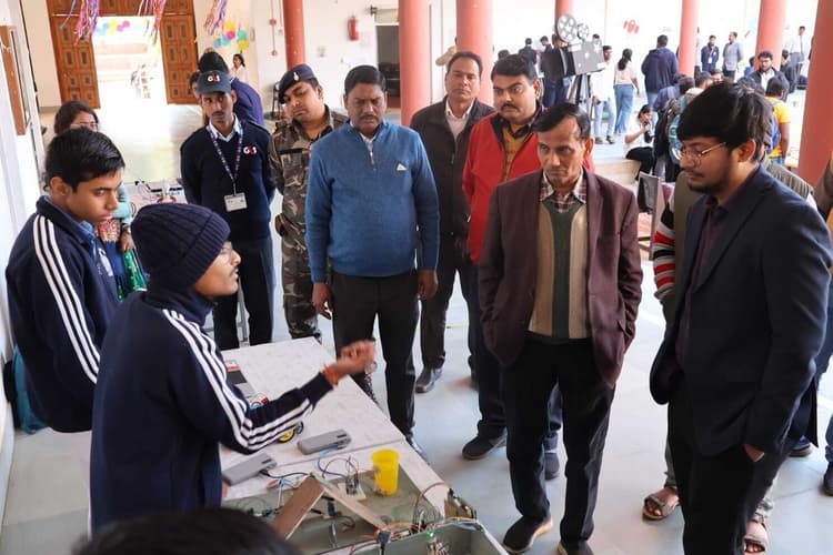 Deoghar news : बीआइटी की प्रदर्शनी में दिखी विद्यार्थियों की वैज्ञानिक सोच और तकनीकी दक्षता