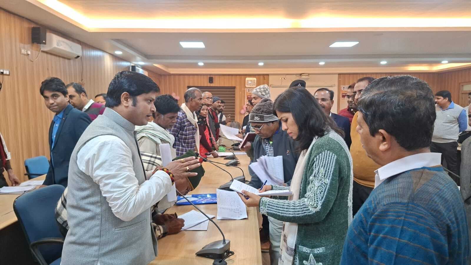 प्रखंड व अंचल कार्यालयों में नहीं निकल रहा है समाधान, तो मुझसे मिल सकते हैं फरियादी : डीएम