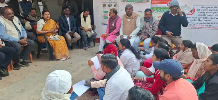 Giridih News :विधायक ने कर्मियों की मांगों को जायज कहा, समाधान नहीं होने पर बैठेंगी धरना पर