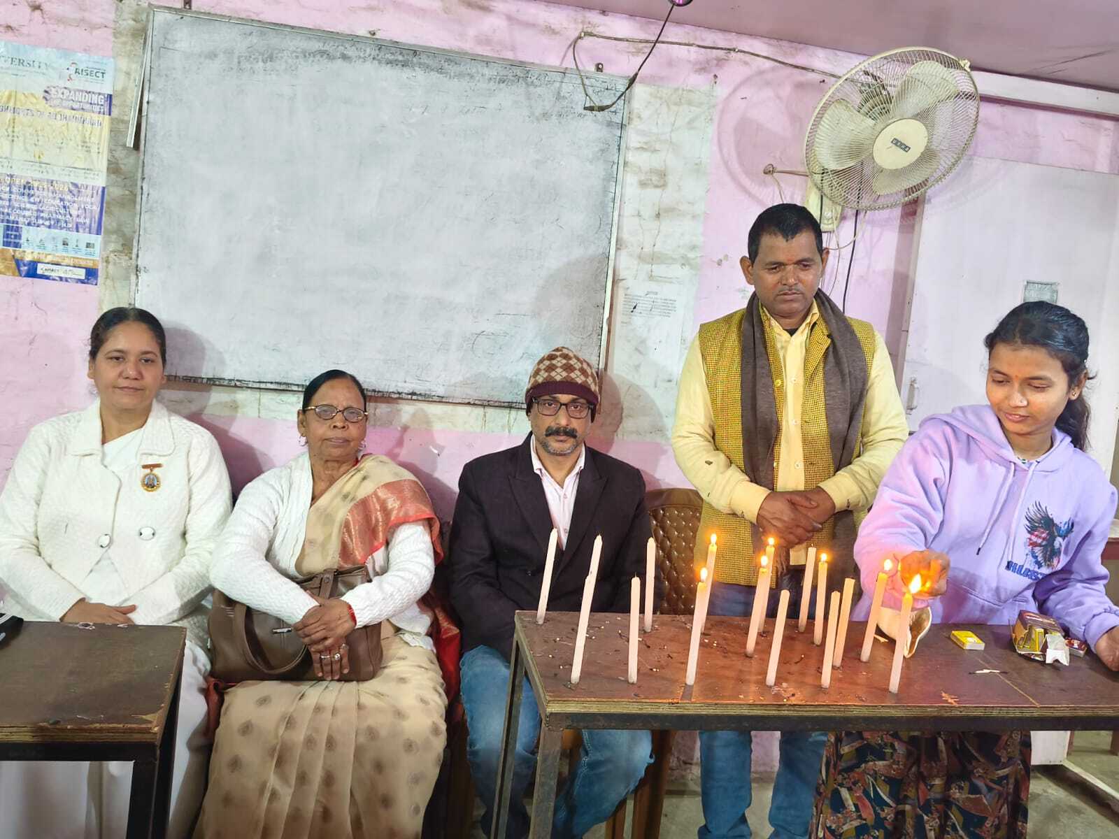 मोमबत्ती प्रतियोगिता में अर्पिता व शंख वादन में रीना को पहला स्थान