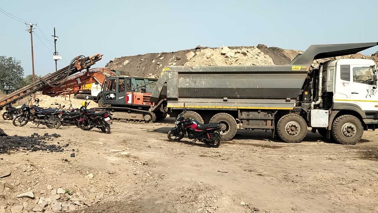 Bokaro News : आंदोलन जारी, प्रबंधन ने कराया मामला दर्ज