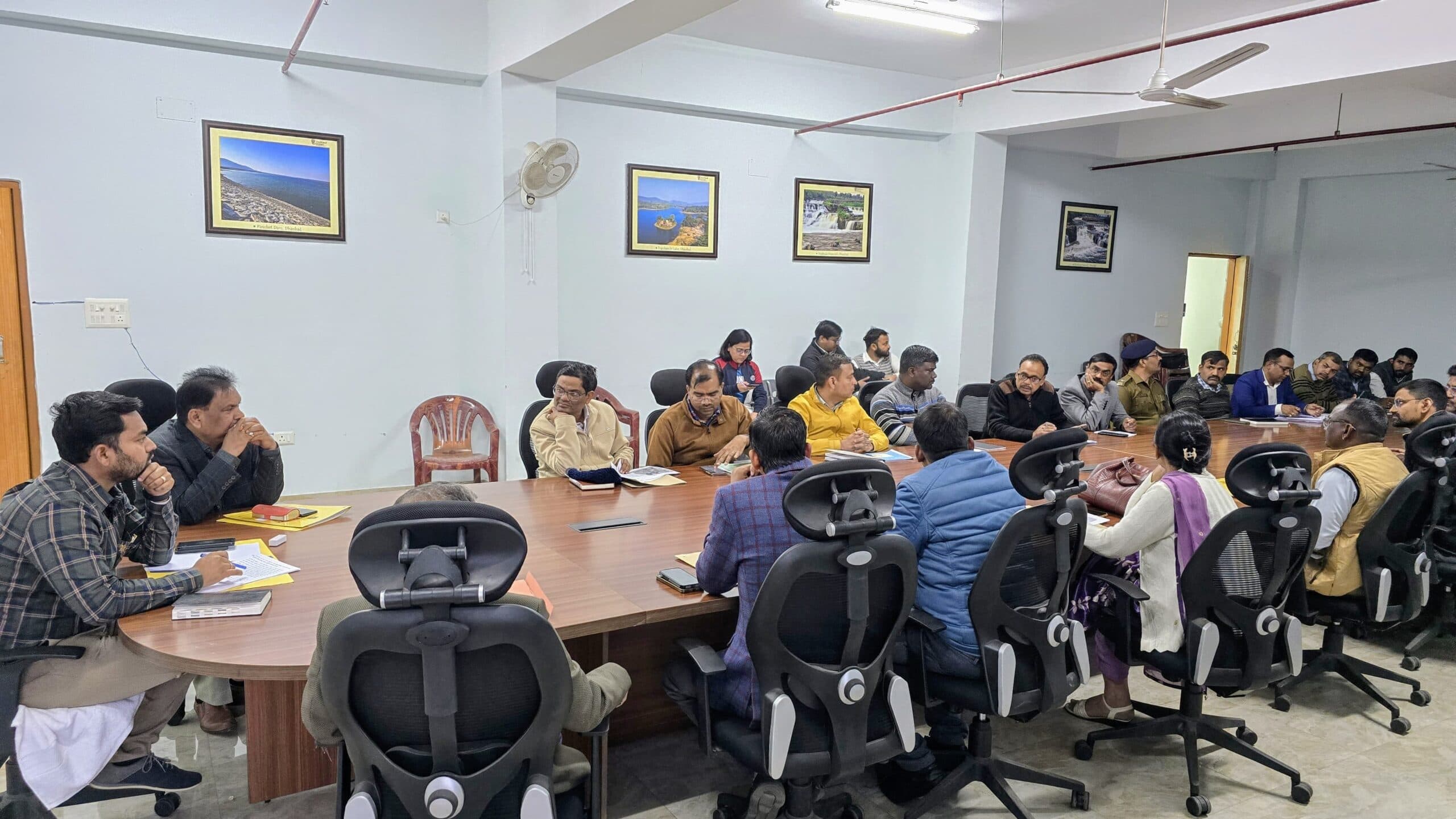 Dhanbad News: गणतंत्र दिवस की तैयारियों को लेकर डीडीसी ने की बैठक