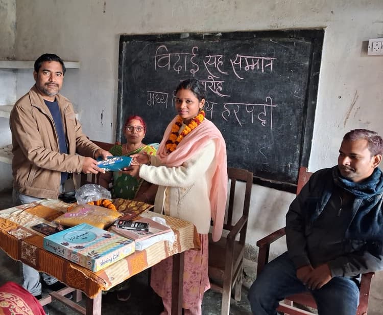 शिक्षिका को समारोहपूवर्क दी विदाई