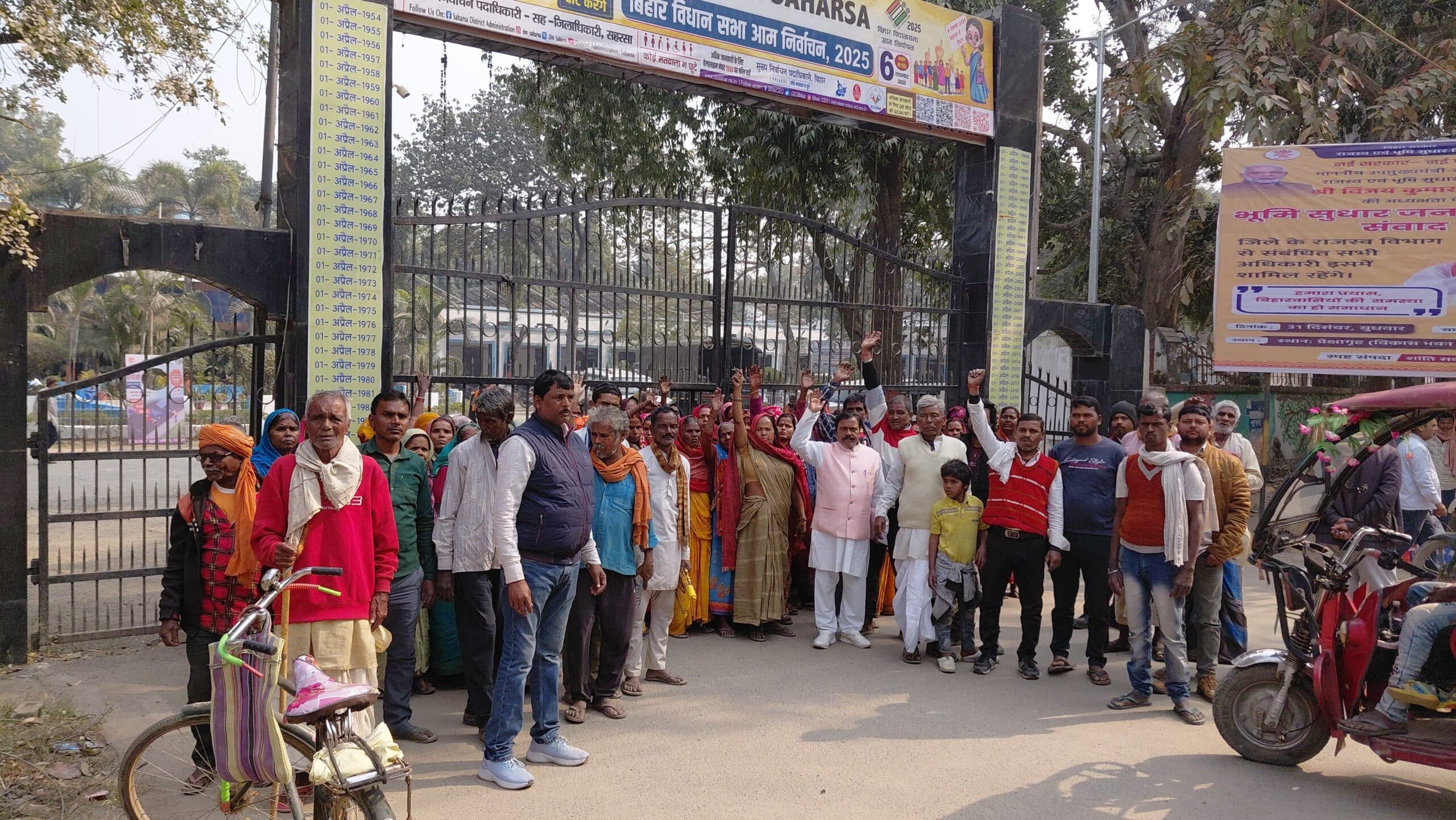 पोखर की जमीन पर कब्जा करने का विरोध, डीएम को दिया आवेदन