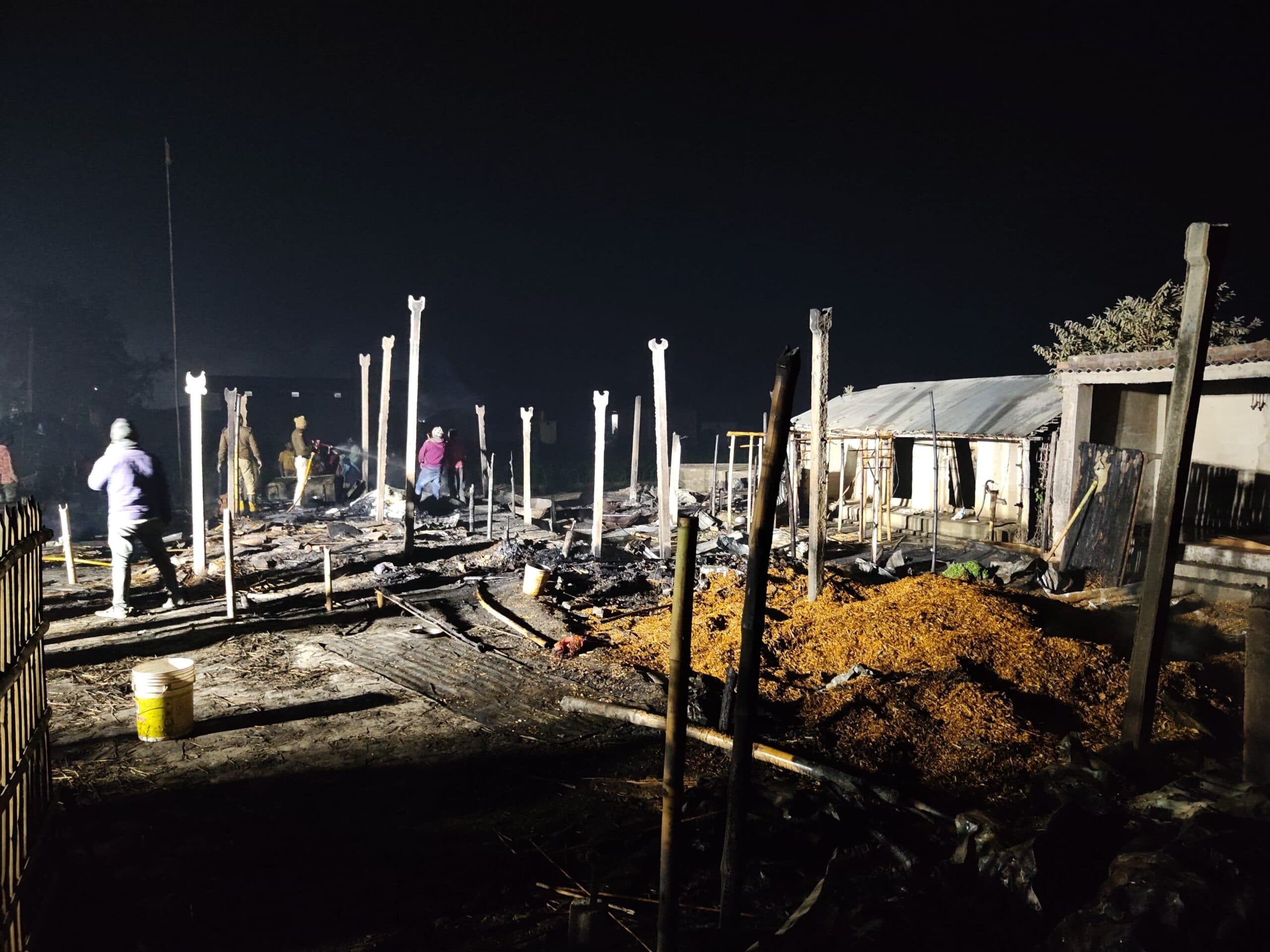 चूल्हे से निकली चिंगारी से लगी आग, एक दर्जन घर जले