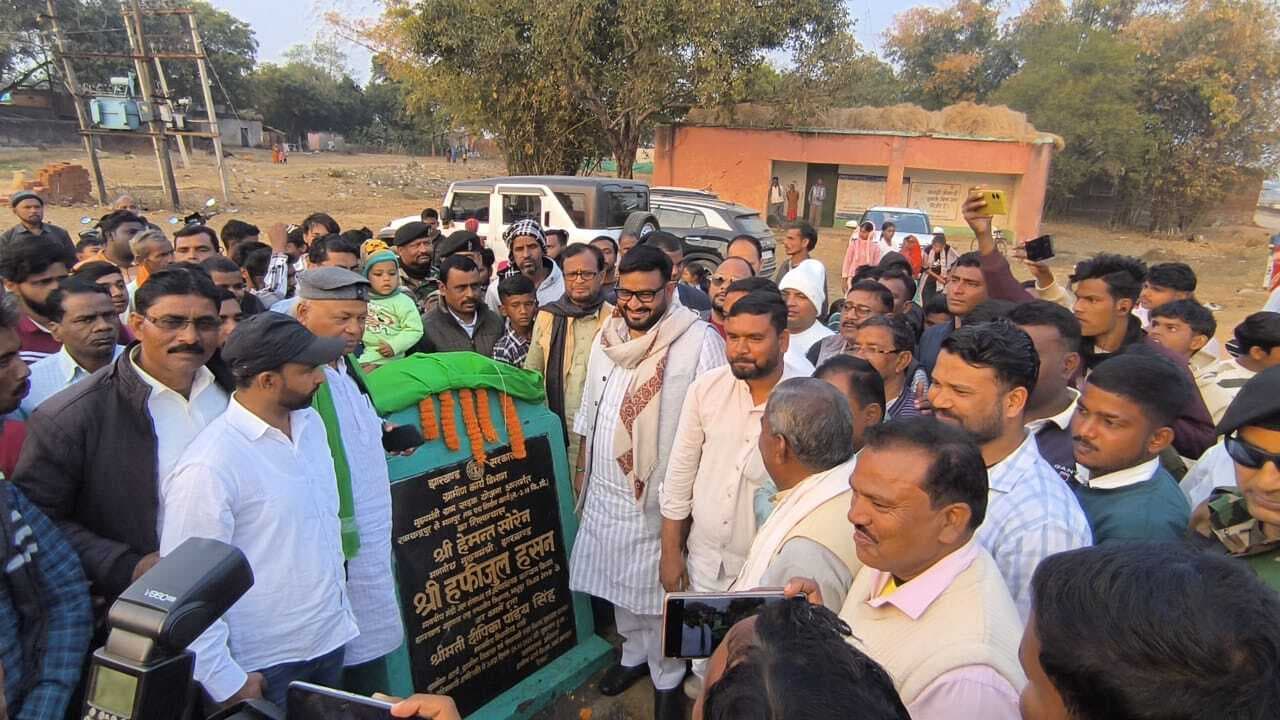 मंत्री ने दो सड़कों के निर्माण की रखी आधारशिला