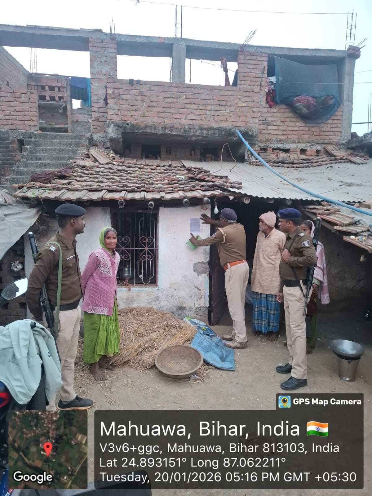 फरार शराब तस्कर के घर ढोल बजाकर चिपकाया इश्तेहार