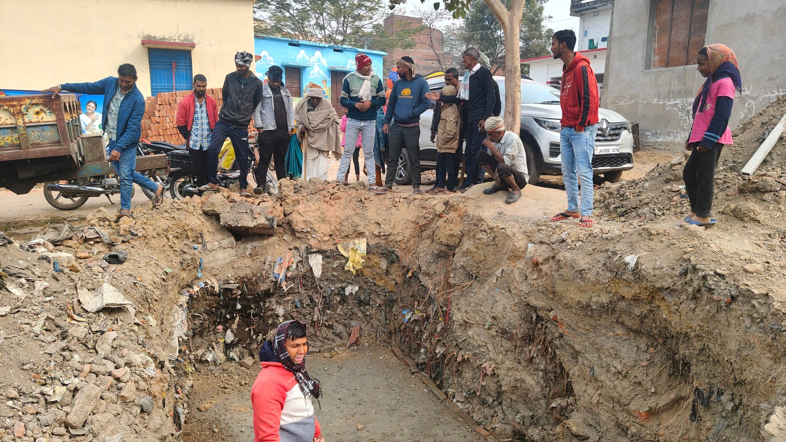 Aurangabad News : बड़की बेला में विद्यालय के काम को आक्रोशित ग्रामीणों ने कराया बंद