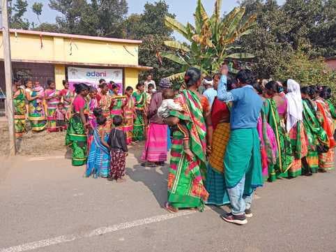 मांदर की थाप व सधे पांव से नृत्य कर आदिवासी समुदाय ने मनाया सोहराय पर्व