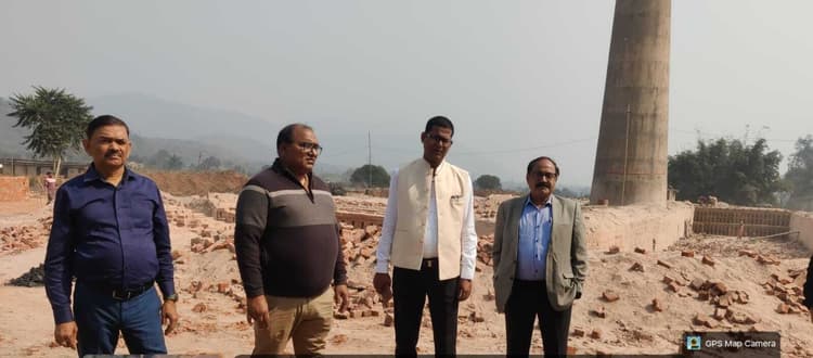 Seraikela Kharsawan News : चिलगू में अवैध पत्थर खदान व 6 क्रशर इकाइयों पर कार्रवाई