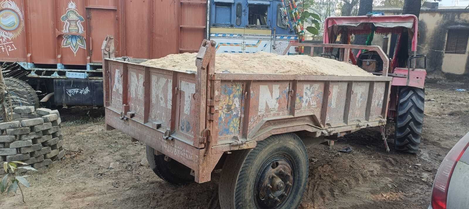 सकरी नदी के विष्णु नगर घाट पर छापेमारी, बालू लदा ट्रैक्टर जब्त