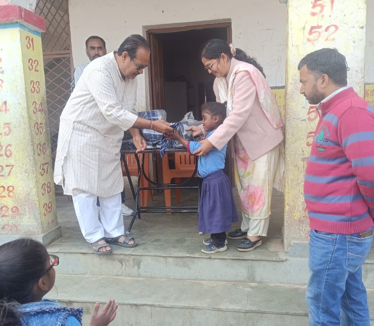 शिक्षिका ने अपने वेतन से बच्चों के बीच टॉय बेल्ट व आइ-कार्ड का किया वितरण