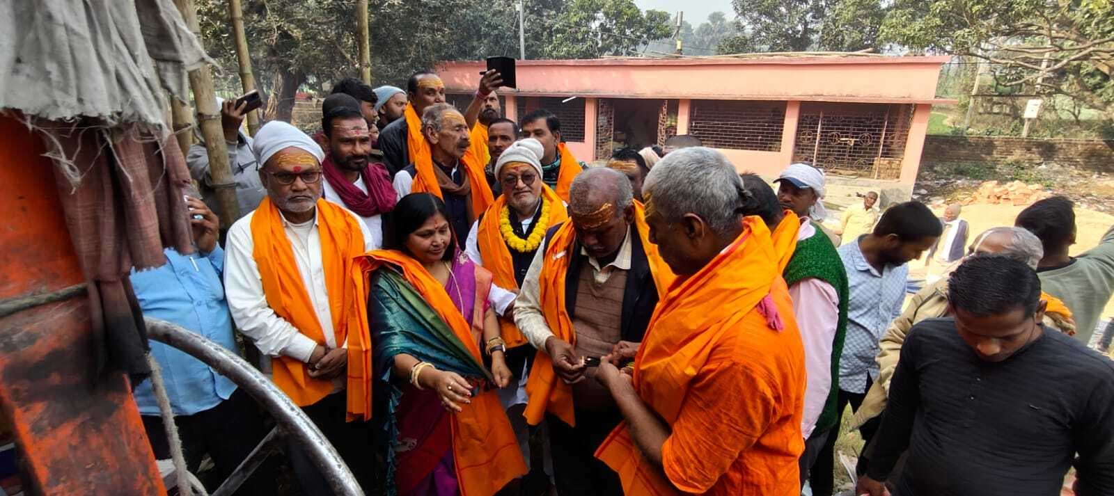 श्रद्धालु व ग्रामीणों ने श्रमदान कर धार्मिक आस्था का दिया अनुपम उदाहरण