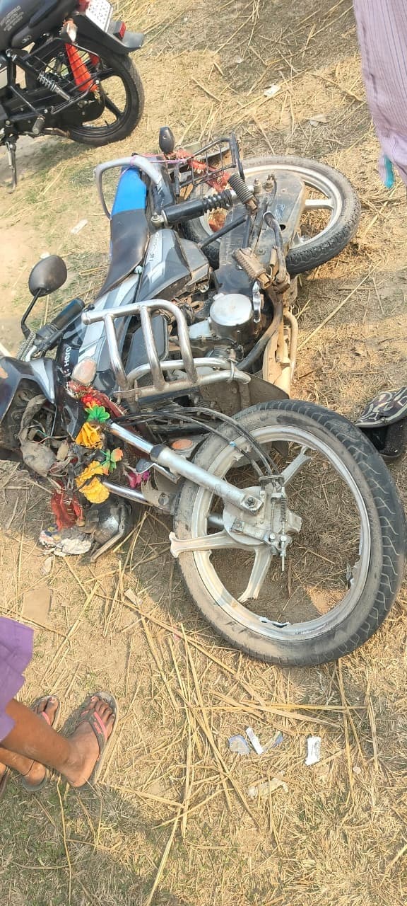 ट्रक की चपेट में आने से बाइक सवार दो लोग घायल