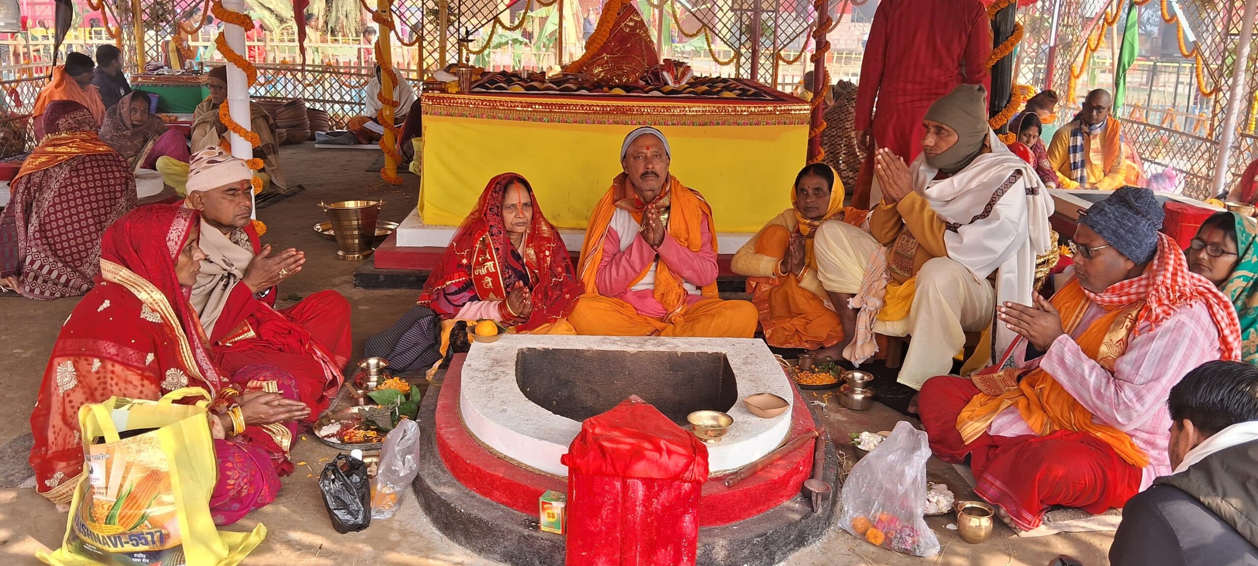 कथा में सृष्टि के रहस्यमय विज्ञान व देवी तत्व पर चर्चा