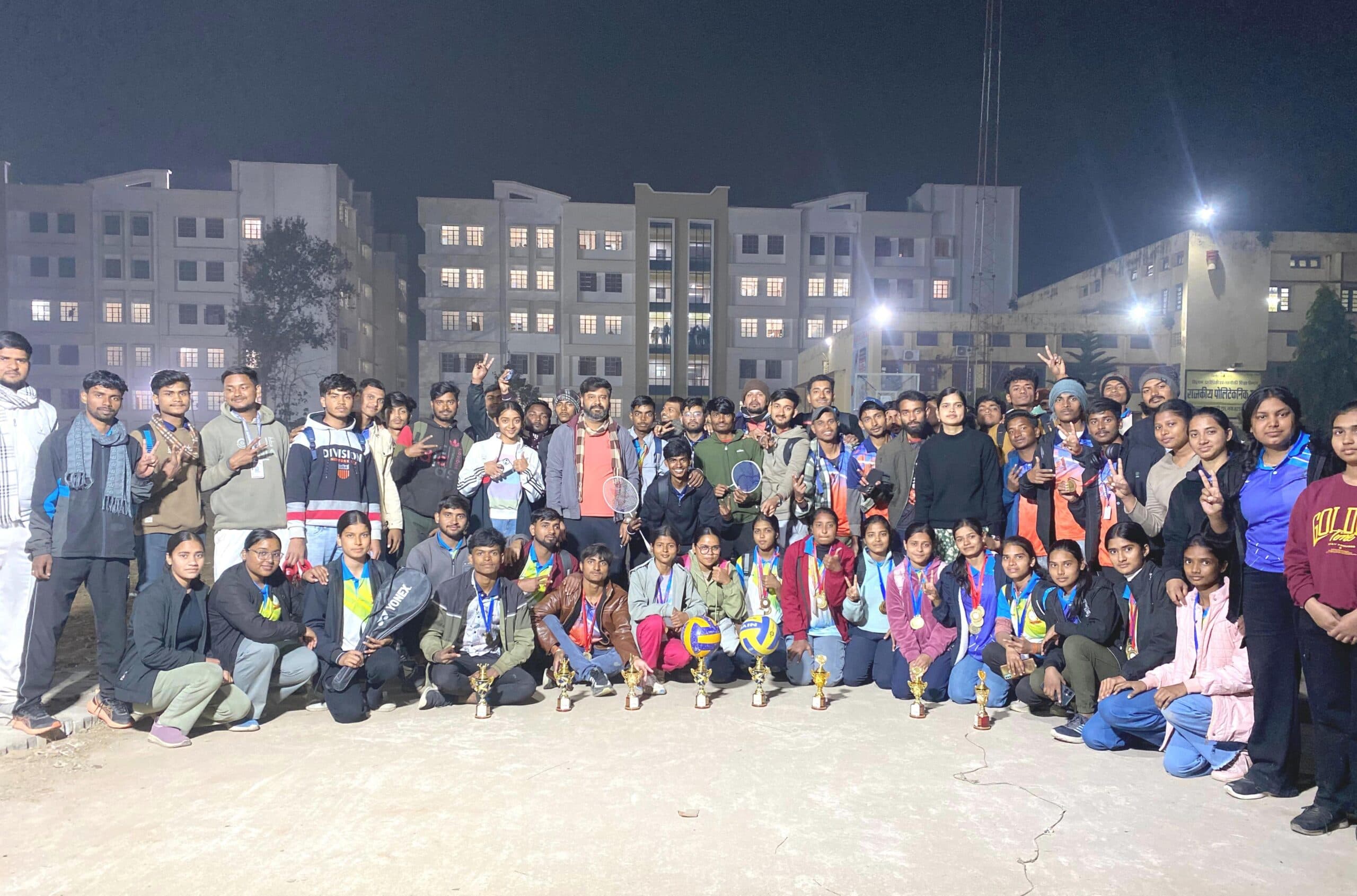 Auranhabad News : 14 स्वर्ण व नौ रजत पदक जीतकर बना सर्वश्रेष्ठ संस्थान