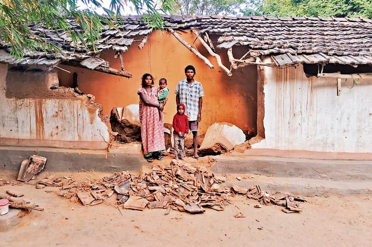 Chaibasa News : दंतैल हाथी ने आठ घरों को तोड़ा, मलबा में दबने से मां व 6 बच्चे समेत 8 लोग घायल