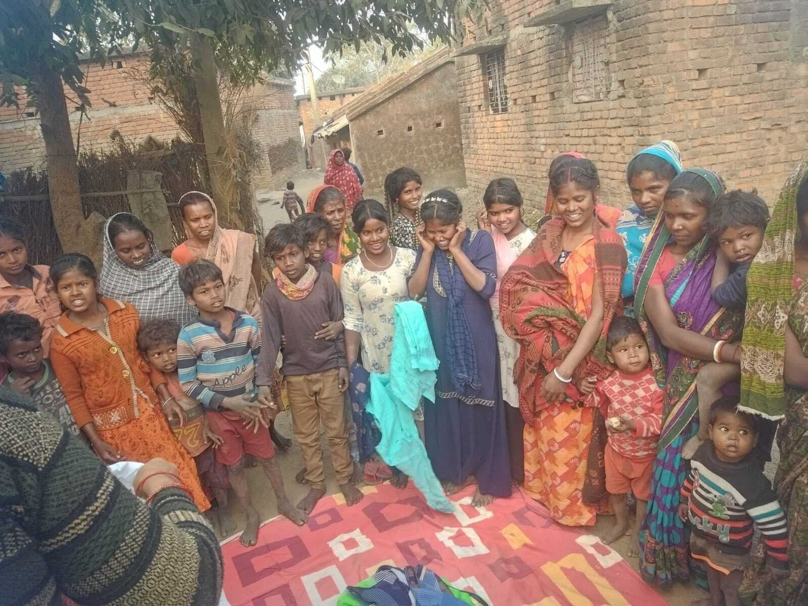 जायसवाल समाज की महिलाओं ने कंबल का किया वितरण