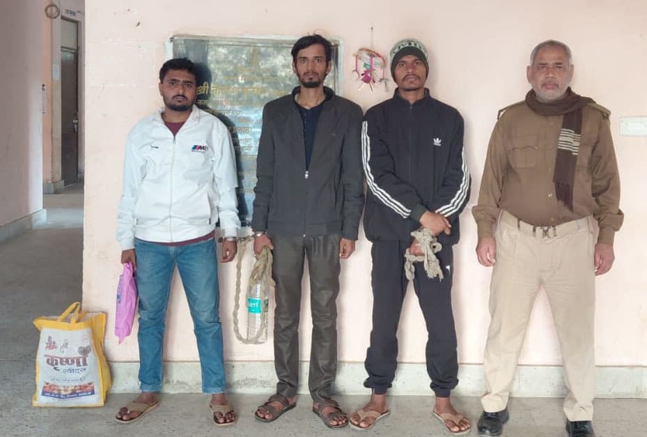 तीन शराब तस्कर गिरफ्तार, स्कूटी जब्त