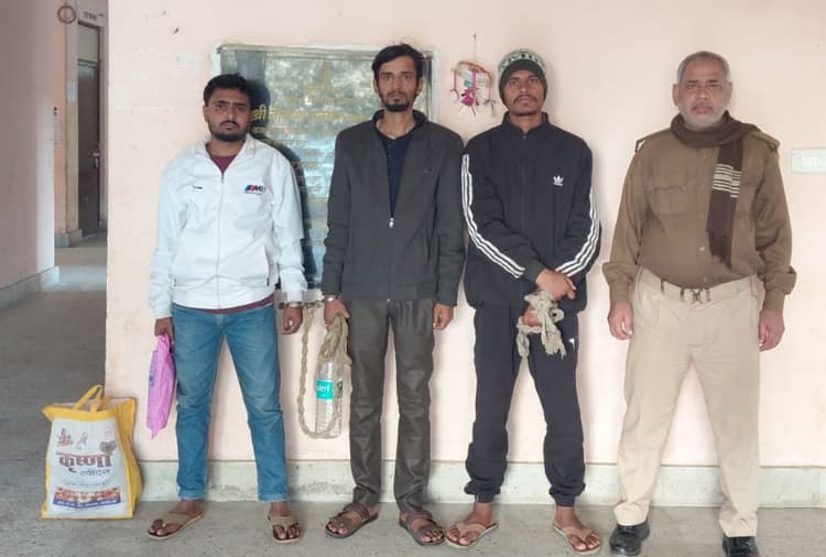 तीन शराब तस्कर गिरफ्तार, स्कूटी जब्त