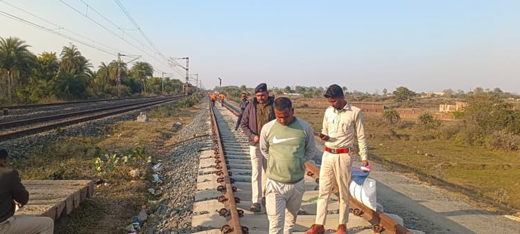Deoghar News : रेलवे ट्रैक पर मिला अज्ञात युवक का शव, जांच में जुटी पुलिस