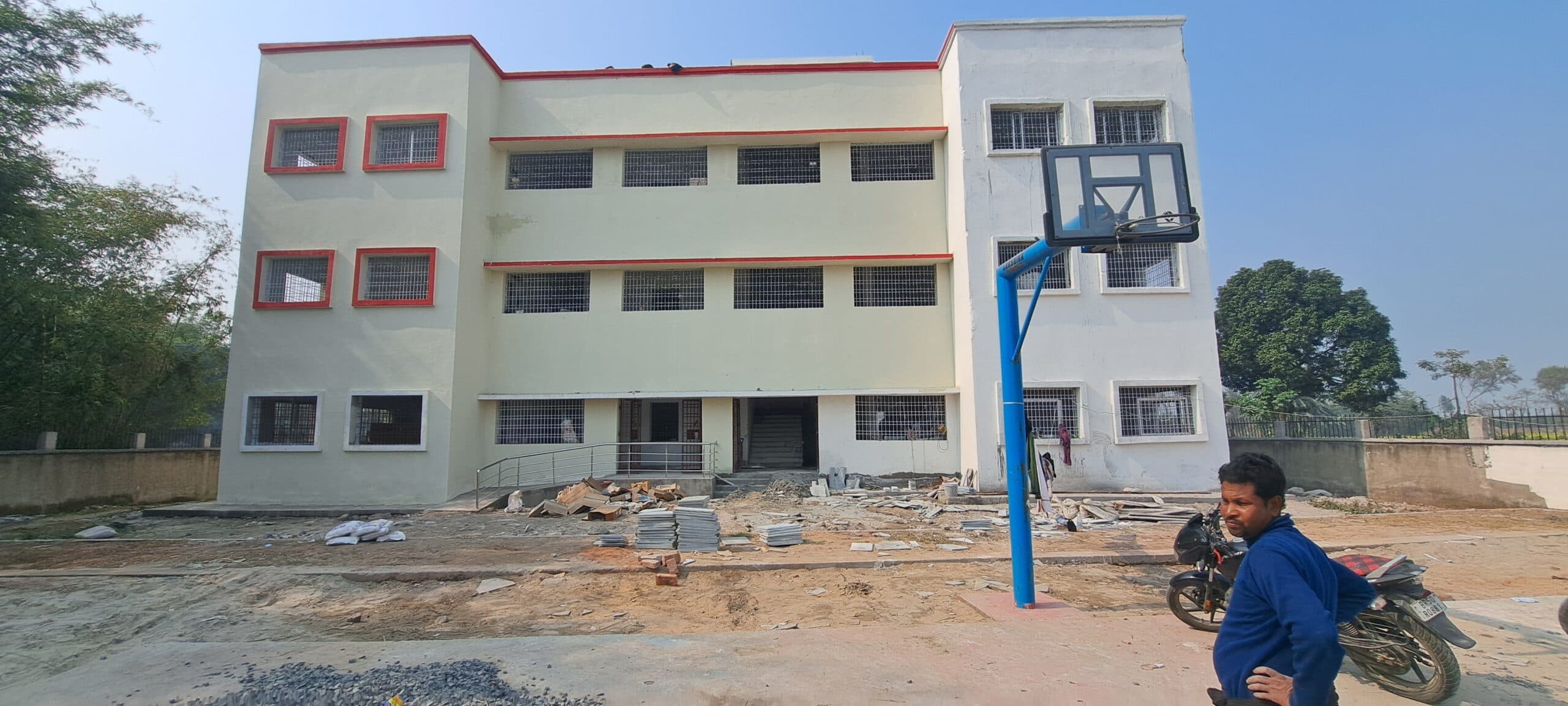 वर्ग कक्ष के अभाव में शिक्षण कार्य में हो रही परेशानी