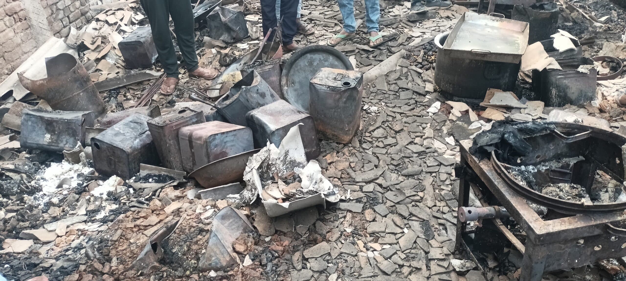 अगलगी में चार दुकानें व दो मंजिला मकान जलकर राख, 35 लाख का नुकसान