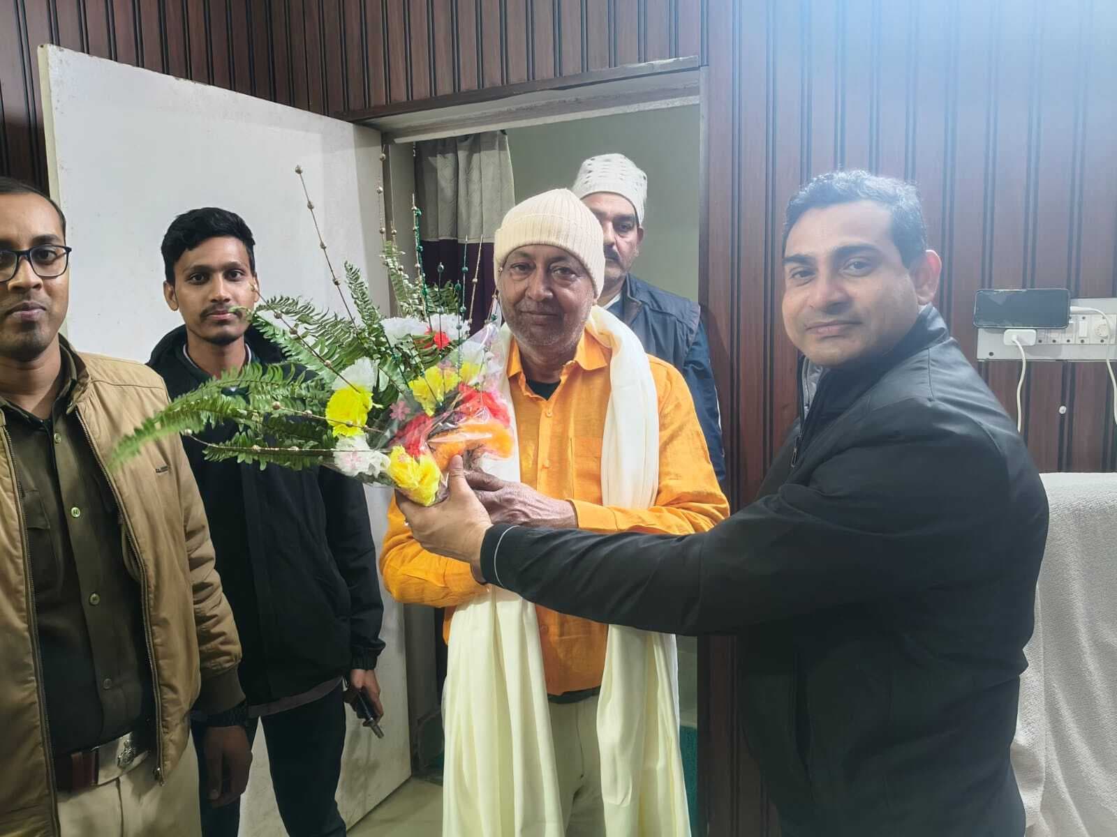 स्थानांतरण पर दारोगा काे दी विदाई