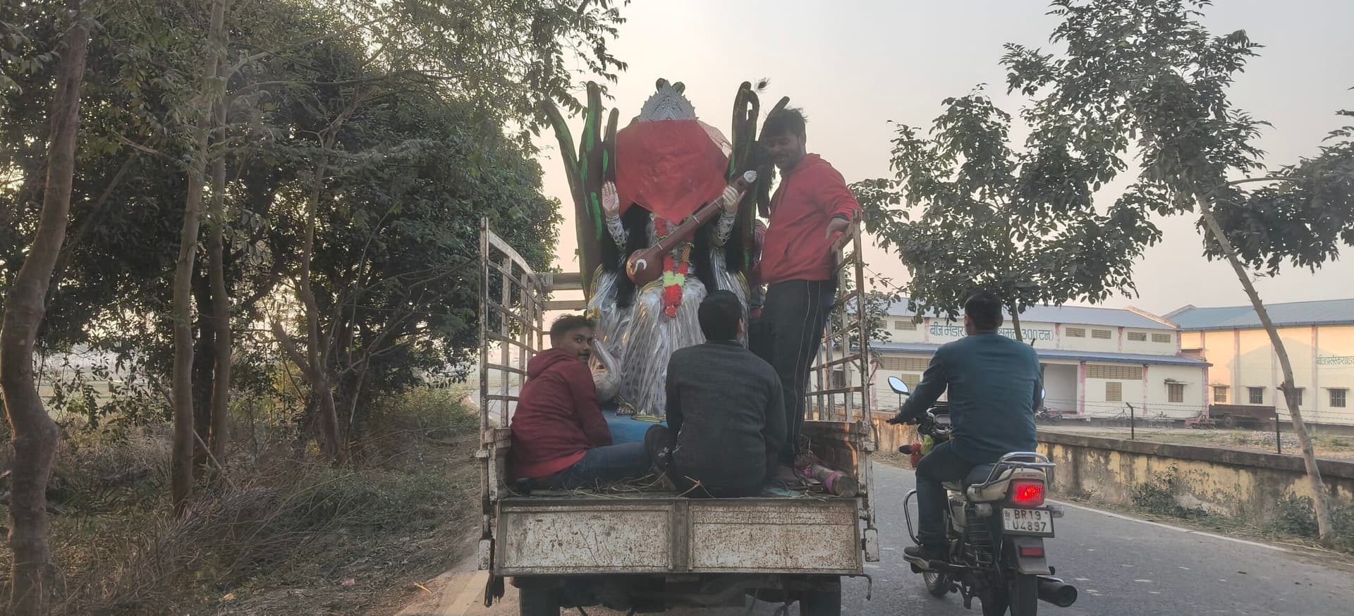 पंडालों में आज विराजेंगी विद्या की देवी