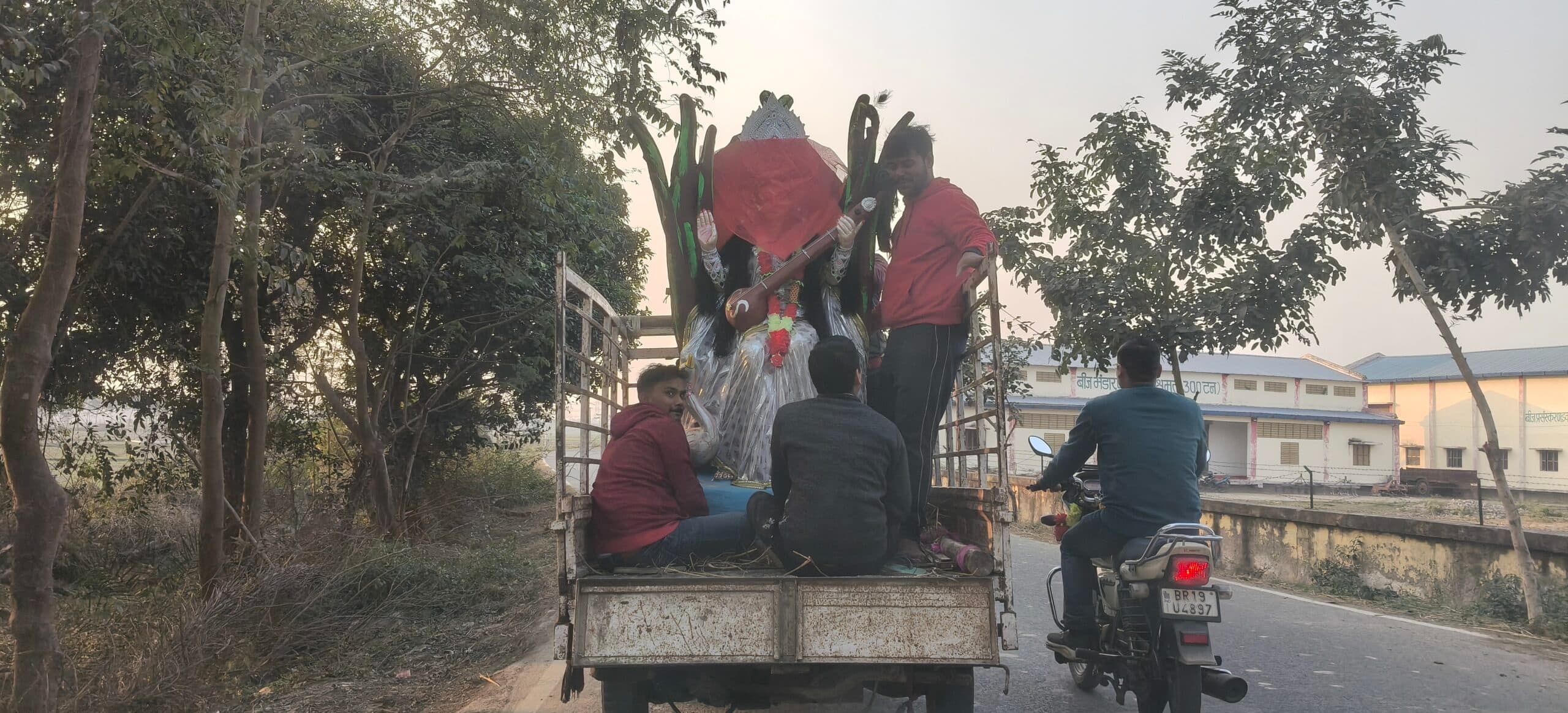 पंडालों में आज विराजेंगी विद्या की देवी