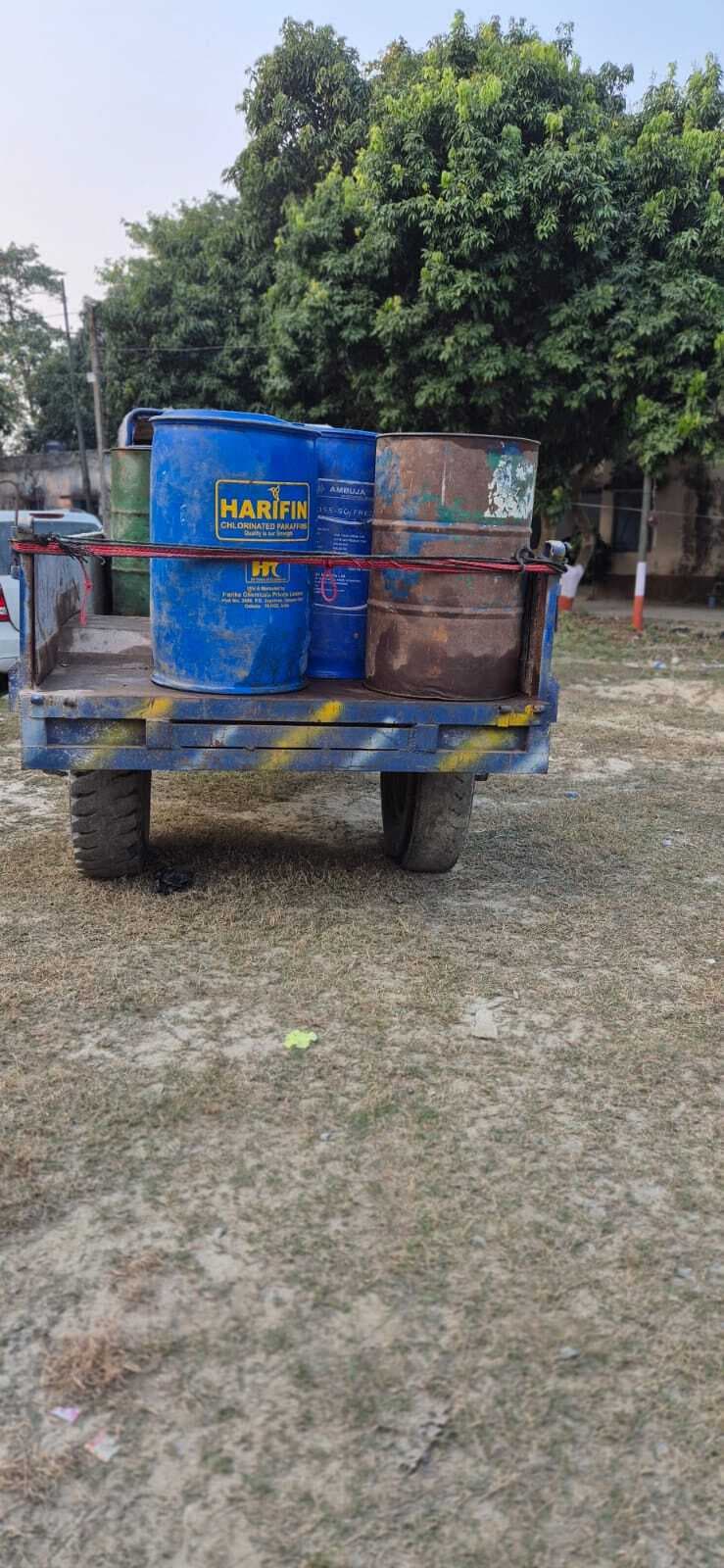 बिना नंबर की ट्रैक्टर पर लोड 2000 लीटर डीजल जब्त, जांच में जुटी पुलिस