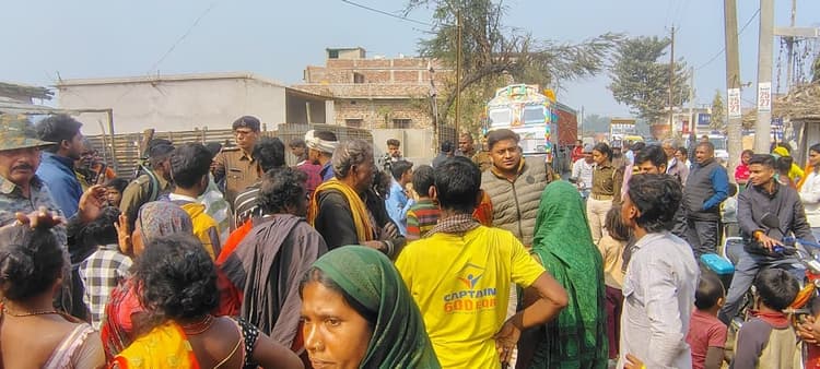 लोगों ने बिजली विभाग के खिलाफ किया प्रदर्शन