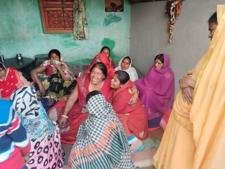 hajipur news. मायके से घर लौट रही बाइक सवार महिला की ट्रक की ठोकर से मौत, पुत्र जख्मी