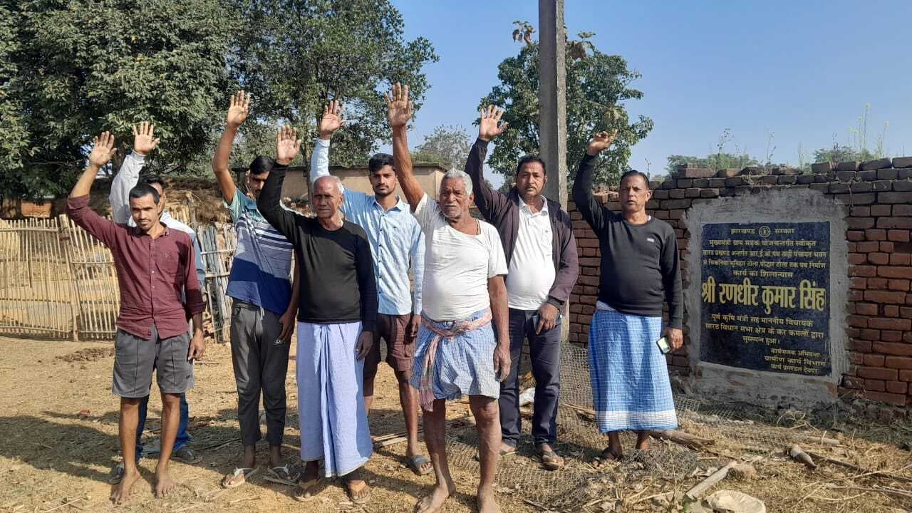 Deoghar news : दो वर्ष पहले योजना से स्वीकृत सड़क का नहीं हो सका निर्माण, ग्रामीणों में रोष