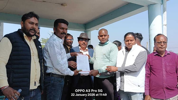 Giridih News :आश्वासन के बाद आउटसोर्सिंग कर्मियों का कार्य बहिष्कार समाप्त