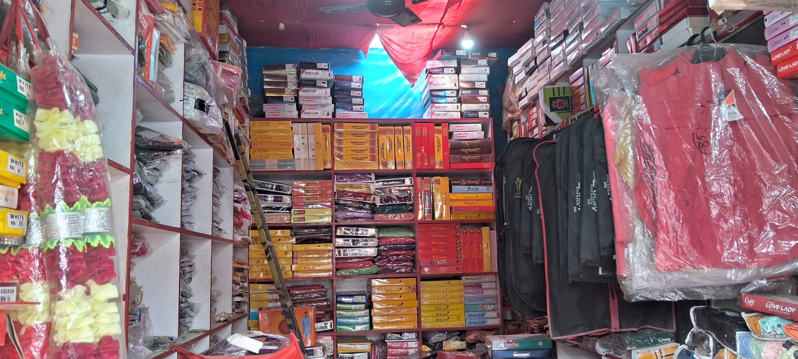 रेडीमेड गारमेंट्स दुकान से एक लाख का सामान चोरी