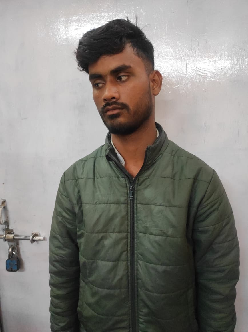 महिला के गले से चेन छीनकर भाग रहे अपराधी को लोगों ने पकड़ा