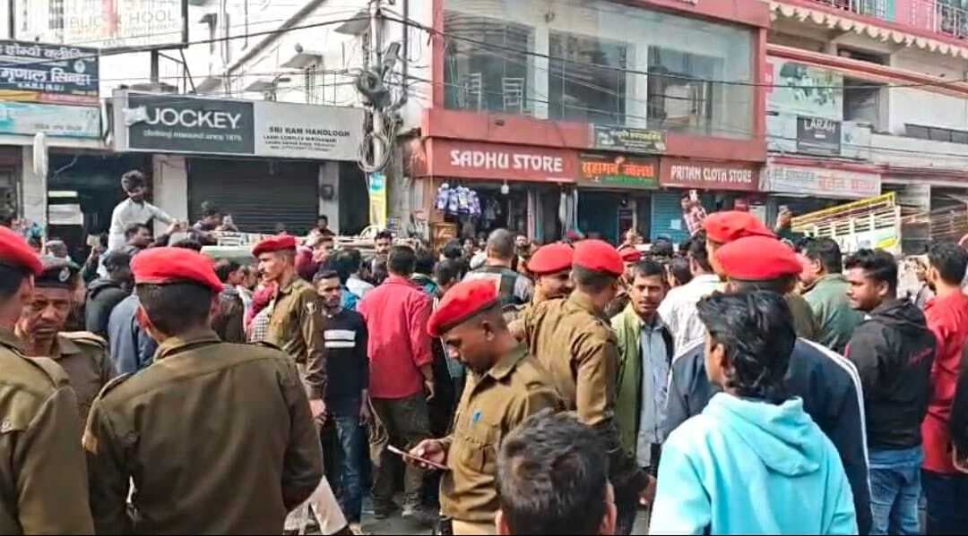 सरस्वती पूजा में साउंड सिस्टम जब्त किये जाने पर भड़के लोग