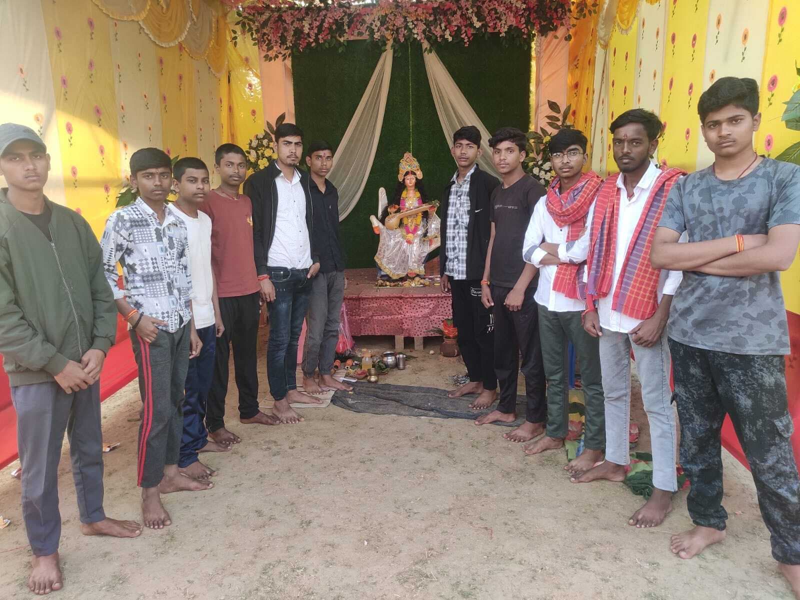 फुल्लीडुमर में उत्सवी माहौल में हुई मां शारदे की आराधना