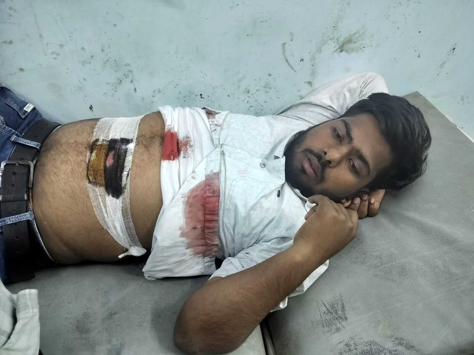 विवादित जमीन पर पिलर गाड़ने को लेकर चाकूबाजी, तीन लोग घायल