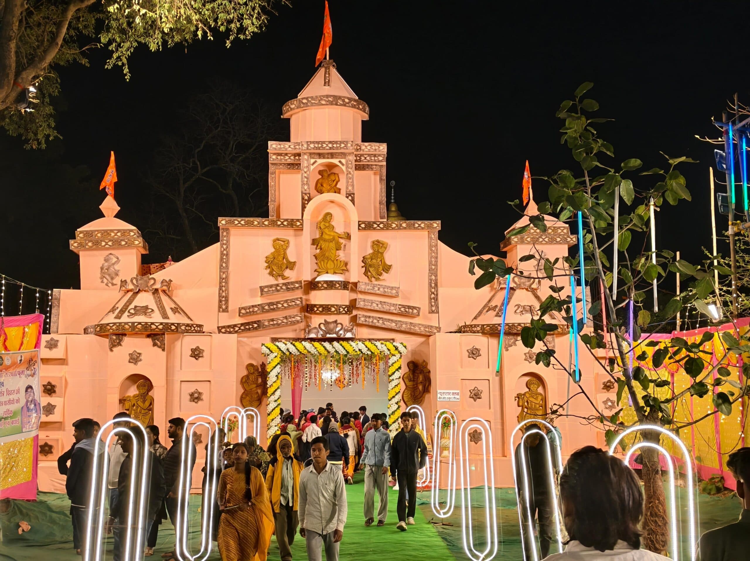 धूमधाम से हुई मां शारदे की पूजा