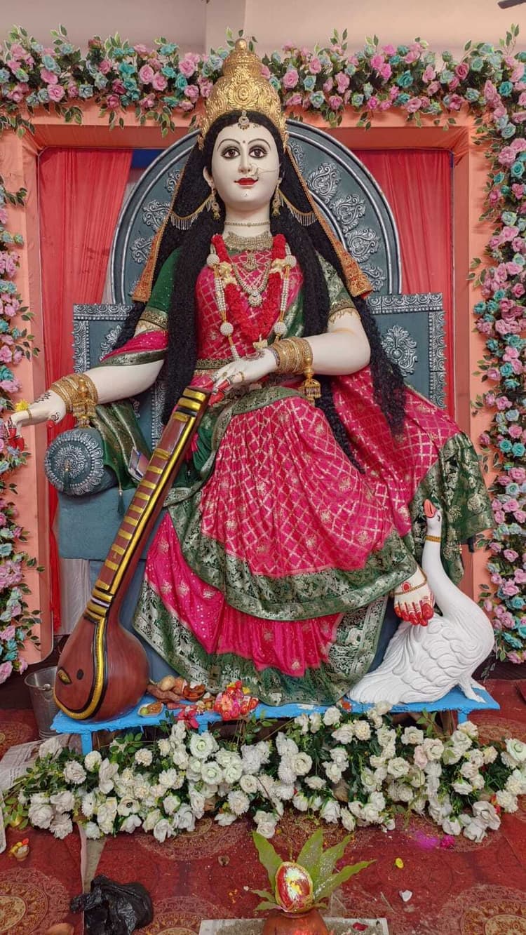 ज्ञान की देवी की आराधना में डूबे छात्र