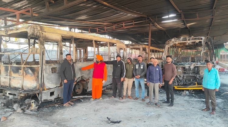 Bokaro News : गुरुकुल पब्लिक स्कूल के चार वाहनों में असामाजिक तत्वों ने लगायी आग